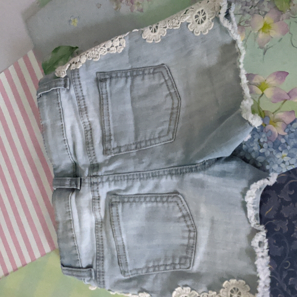 🌷6/6X, Cat and Jack Jean shorts with lace embellishment - Picture 4 of 4